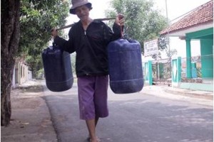 Salah seorang penjual air di desa Simpangjaya.